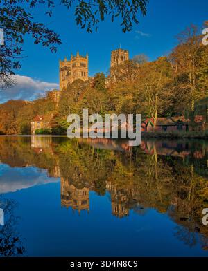 Une vue sur un jour ensoleillé d'automne de la cathédrale de Durham et de l'ancien moulin à Fulling reflété dans l'usure de la rivière comme vu du déversoir Banque D'Images