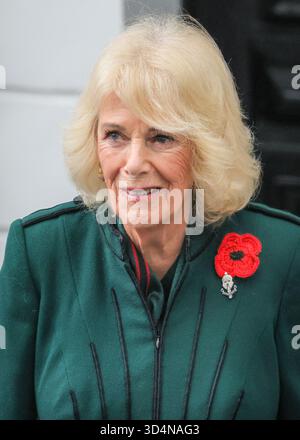 Londres, Royaume-Uni. 11 novembre 2025. Sa Majesté sourit et agite devant les membres du public qui attendent. La reine Camilla arrive en train à la gare de Paddington et rejoint 'Poppies for Paddington' les commémorations le jour de l'Armistice. « Poppy to Paddington » est une commémoration annuelle. Les couronnes de pavot provenant du réseau GWR sont collectées par des trains désignés, arrivant à la gare de Paddington avant 1100, suivies d'un silence de 2 minutes et d'une procédure commémorative. Banque D'Images