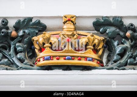 Londres, Royaume-Uni. 11 novembre 2025. Une couronne au-dessus de la porte de l'ancienne salle d'attente royale à Paddington, un vestige d'une époque où la gare était utilisée comme plaque tournante pour les trains royaux plus fréquents, et aujourd'hui utilisée par sa Majesté. La reine Camilla arrive en train à la gare de Paddington et rejoint 'Poppies for Paddington' les commémorations le jour de l'Armistice. Banque D'Images