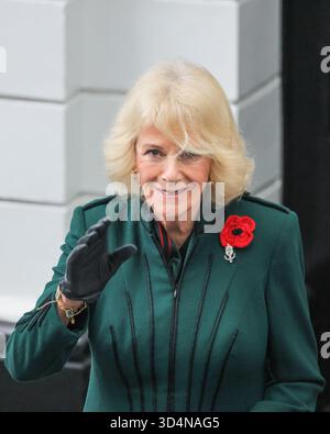 Londres, Royaume-Uni. 11 novembre 2025. La reine Camilla arrive en train à la gare de Paddington et rejoint 'Poppies for Paddington' les commémorations le jour de l'Armistice. « Poppy to Paddington » est une commémoration annuelle. Les couronnes de pavot provenant du réseau GWR sont collectées par des trains désignés, arrivant à la gare de Paddington avant 1100, suivies d'un silence de 2 minutes et d'une procédure commémorative. Banque D'Images