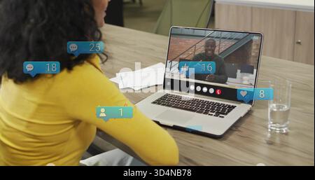 Femme assise en pull jaune examinant les papiers à la table de conférence avec des badges d'ordinateur portable, espace de copie Banque D'Images