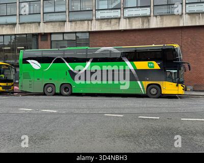 Dublin, Irlande - 21 octobre 2025 : bus à impériale TFI (transport for Ireland) garé au bord de la route. Banque D'Images