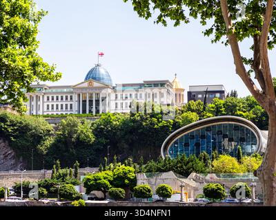 Tbilissi, Géorgie- 5 juin 2025 : vue du palais présidentiel au-dessus de Rike Park dans la ville de Tbilissi le jour ensoleillé d'été Banque D'Images