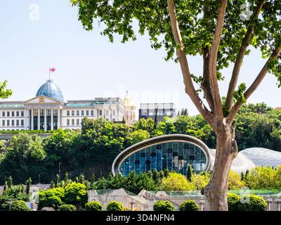 Tbilissi, Géorgie- 5 juin 2025 : vue de la salle de concert dans Rike Park et du palais présidentiel dans la ville de Tbilissi le jour ensoleillé d'été Banque D'Images