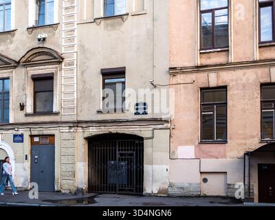 Saint-Pétersbourg, Russie - 18 août 2025 : façades de maisons résidentielles sur la rue Yakubovitch dans le quartier de l'Amirauté de la ville de Saint-Pétersbourg, Russie Banque D'Images