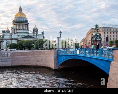Saint-Pétersbourg, Russie - 18 août 2025 : rivière Moyka et cathédrale Saint-Isaac et place en arrière-plan dans la ville de Saint-Pétersbourg, Russie en somme Banque D'Images