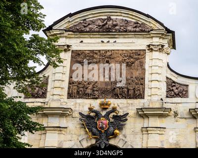 Saint-Pétersbourg, Russie - 19 août 2025 : relief de la porte Petrovsky de la forteresse Pierre et Paul dans la ville de Saint-Pétersbourg, Russie le jour pluvieux d'été Banque D'Images