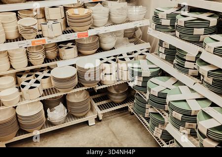 Étagères remplies de bols et d'assiettes dans des tons pastel doux disposés soigneusement dans le magasin Ikea. Belgrade, Serbie - 7 novembre 2025. Banque D'Images