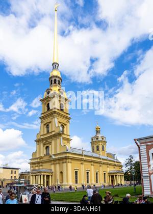 Saint-Pétersbourg, Russie - 19 août 2025 : visiteurs et vue de la cathédrale Saint-Pierre-et-Paul dans la forteresse Pierre-et-Paul dans la ville de Saint-Pétersbourg, Russie Banque D'Images