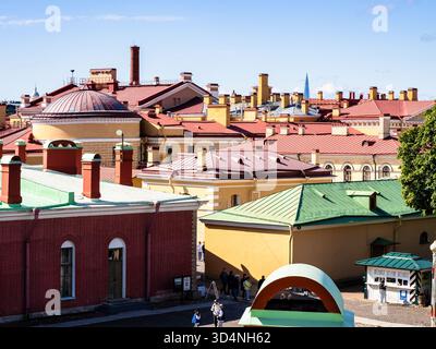 Saint-Pétersbourg, Russie - 19 août 2025 : vue au-dessus des toits des bâtiments de la forteresse Pierre et Paul dans la ville de Saint-Pétersbourg, Russie en été ensoleillé Banque D'Images