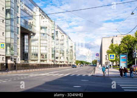 Saint-Pétersbourg, Russie - 21 août 2025 : vue de la rue Shpalernaya et de la cathédrale de la Résurrection Smolny en arrière-plan dans la ville de Saint-Pétersbourg, Russie o Banque D'Images