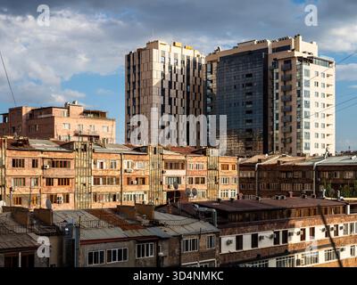 Immeubles d'appartements modernes et anciens dans la ville d'Erevan ensoleillé par le soleil couchant, Arménie le jour d'été Banque D'Images
