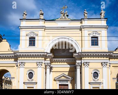 Façade de l'église catholique de Sainte Catherine d'Alexandrie sur la rue Nevsky Prospect dans la ville de Saint-Pétersbourg, Russie sur la journée ensoleillée d'été Banque D'Images