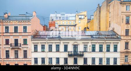 Vue panoramique des façades des maisons humides sur le remblai de la rivière Moyka dans la ville de Saint-Pétersbourg le jour pluvieux d'été Banque D'Images