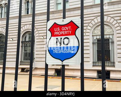 Denver, Colorado, États-Unis - 2 juin 2025 : panneau d'avertissement sur les garde-corps en fer autour d'un bâtiment du gouvernement des États-Unis pour éviter toute intrusion Banque D'Images