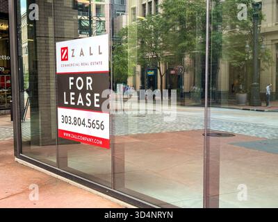 Denver, Colorado, États-Unis - 4 juin 2025 : vue extérieure avant d'un magasin vide à louer dans le centre-ville de Denver. Banque D'Images