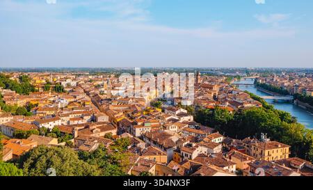 Depuis un point de vue surélevé sur Vérone, en Italie, la ligne d'horizon balaie vers la rivière Adige à droite, avec les clochers de Santa Maria in Organo centrés et San Banque D'Images