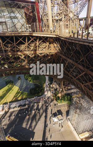 Vue intérieure de la Tour Eiffel depuis le deuxième étage Banque D'Images