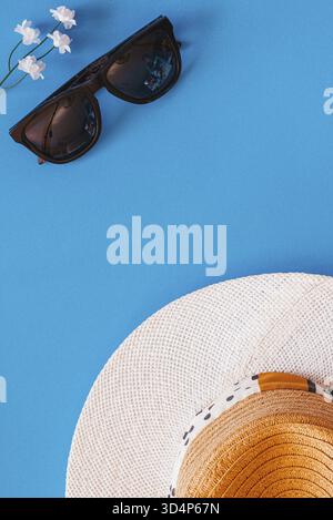 Pose plate d'objets liés à l'été et ressort sur fond bleu avec beaucoup d'espace de copie Banque D'Images