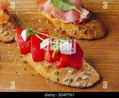 Nourriture, hors-d'œuvre, encas italiens antipasti mis en place de près Banque D'Images