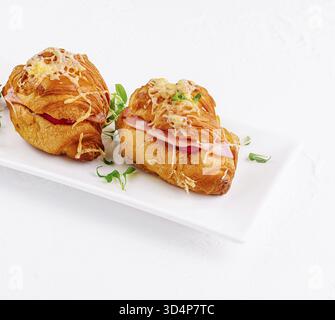 Nourriture, croissants frais farcis de jambon et fromage Banque D'Images