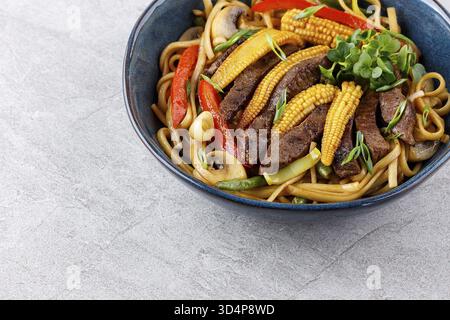 Nourriture, nouilles Udon avec boeuf et légumes pour le menu, site web, restaurant ou livraison de nourriture Banque D'Images