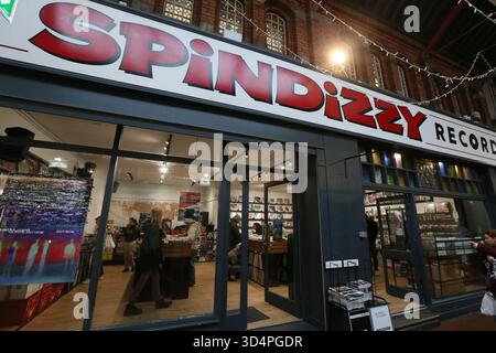 Dublin, Irlande - 04 novembre 2025 - vue du magasin de musique Spindizzy à l'intérieur de la George's Street Arcade dans la ville de Dublin Banque D'Images