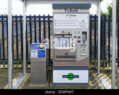 Distributeur automatique de billets de chemin de fer sur le quai extérieur de la gare. Londres, Royaume-Uni, 13 avril 2024 Banque D'Images