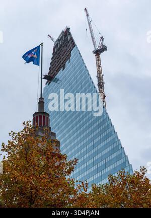 Paris, France - 11 08 2025 : construction de la Tour Triangle et de la porte du parc des expositions, porte de Versailles Banque D'Images