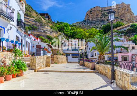 Alicante vieille ville Santa Cruz avec rue étroite, maisons blanches typiques, bâtiments colorés traditionnels et Mont Benacantil, Casco Antiguo Santa Cruz q Banque D'Images