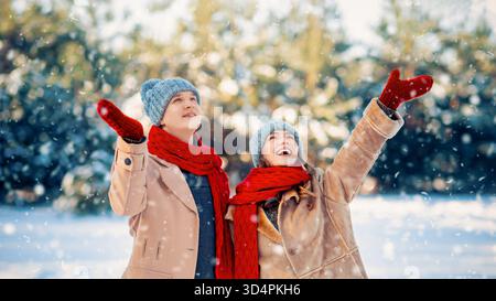 Joyeux couple profitant de la neige un jour d'hiver dans un cadre magnifique en plein air Banque D'Images