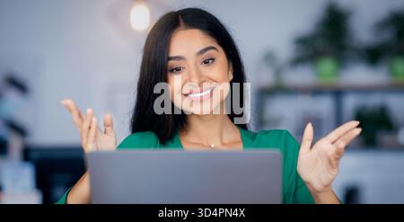 Engager une conversation en ligne avec une femme souriante dans son espace de travail pendant la journée Banque D'Images