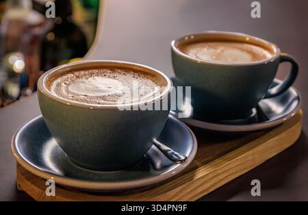 Deux tasses vapeur de chocolat chaud sur un comptoir dans un café confortable, période de Noël à Zurich, Suisse Banque D'Images