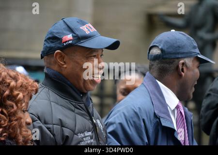 Le maire de New York, Eric Adams, marche lors de la parade annuelle de la Journée des vétérans à Manhattan. Banque D'Images