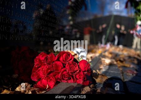 Washington, États-Unis. 11 novembre 2025. Un bouquet de roses est laissé le long du Mémorial des vétérans du Vietnam après une cérémonie organisée le mardi 11 novembre 2025 à Washington, DC. Photo de Bonnie Cash/UPI crédit : UPI/Alamy Live News Banque D'Images