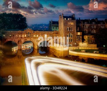 Go - SOMERSET : Pulteney Bridge historique à Ville de Bath Banque D'Images