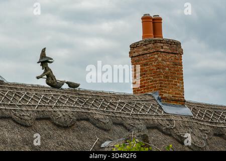 Figure de toit de chaume d'une sorcière sur la maison près de Thaxted Banque D'Images