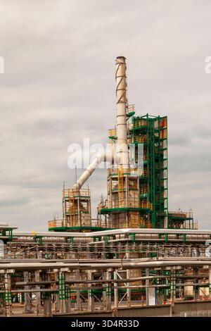 Usine industrielle de raffinerie de pétrole à Sunrise. Banque D'Images