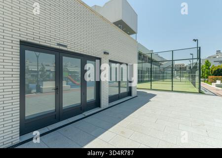Espaces communs à côté d'un court de paddle-tennis dans un complexe résidentiel Banque D'Images