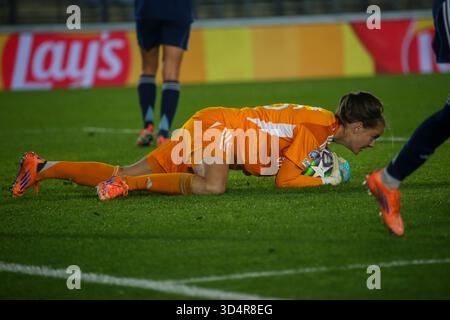 Madrid, Espagne, 11 novembre 2025 : la gardienne du Paris FC Mylène Chavas (16 ans) attrape le ballon lors de la troisième journée de la Ligue des Champions de l'UEFA Women's Champions League 2025-26 entre le Real Madrid et le Paris FC, le 11 novembre 2025, au stade Alfredo Di Stéfano de Madrid, en Espagne. Crédit : Alberto Brevers / Alamy Live News. Banque D'Images