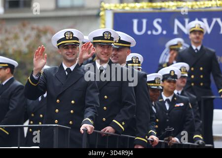 Des membres de la marine des États-Unis font une vague aux spectateurs lors du défilé des vétérans à New York le 11 novembre 2025. (Photo : Gordon Donovan) Banque D'Images