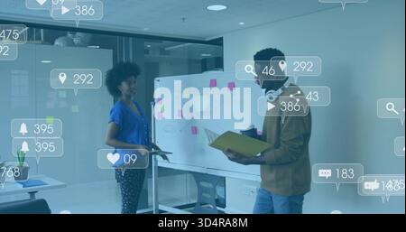 Présentation de deux collègues collaborant au tableau blanc moderne de bureau en blouse bleue et veste marron Banque D'Images