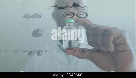 Montrant un scientifique portant un EPI, une main gantée tenant un flacon COVID-19 à capuchon sarcelle en laboratoire, superpositions de données Banque D'Images