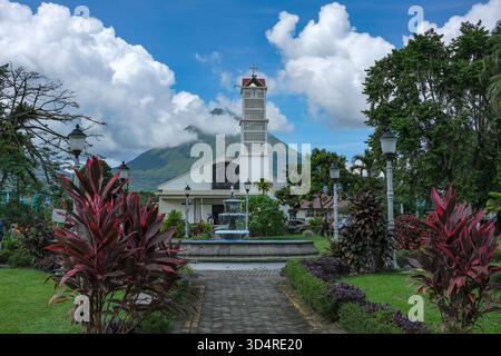 La Fortuna, Costa Rica - 25 octobre 2025 : paroisse de San Juan Bosco, église catholique de la Fortuna, avec le volcan Arenal en arrière-plan. Banque D'Images