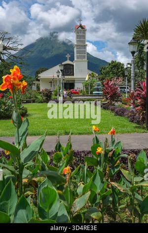 La Fortuna, Costa Rica - 25 octobre 2025 : paroisse de San Juan Bosco, église catholique de la Fortuna, avec le volcan Arenal en arrière-plan. Banque D'Images