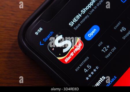 Quito, ÉQUATEUR - 11 nov. 2025 : gros plan de l'application SHEIN shopping sur un écran de smartphone, avec son icône promotionnelle Black Friday et sa note d'utilisateur. Banque D'Images