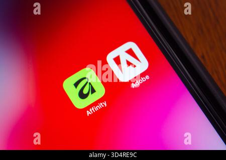 Quito, ÉQUATEUR - 11 novembre 2025 : les icônes Affinity et Adobe sont visibles sur un iPhone. Banque D'Images