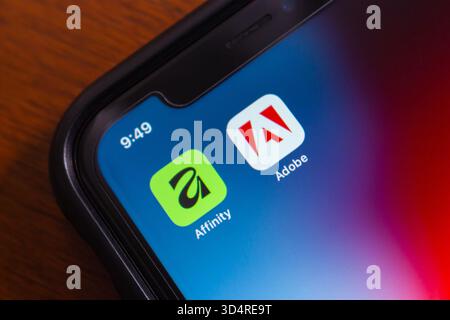 Quito, ÉQUATEUR - 11 novembre 2025 : écran de smartphone montrant les icônes Affinity et Adobe sur un écran d'accueil, symbolisant la compétition d'outils de conception. Banque D'Images