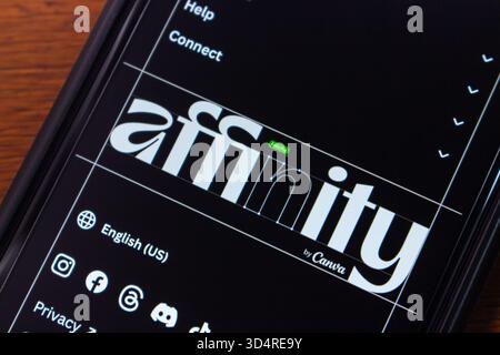 Quito, ÉQUATEUR - 11 nov. 2025 : Un écran de smartphone affichant le logo du site Affinity by Canva depuis son site. Banque D'Images