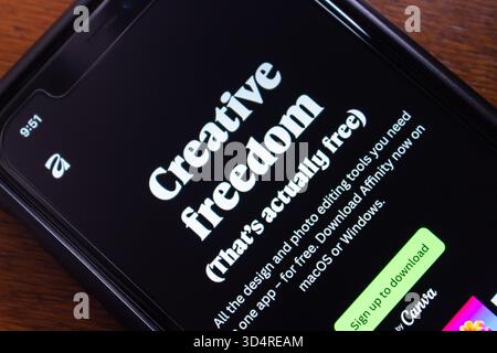 Quito, ÉQUATEUR - 11 nov. 2025 : écran de smartphone affichant le site web Affinity Studio. Banque D'Images